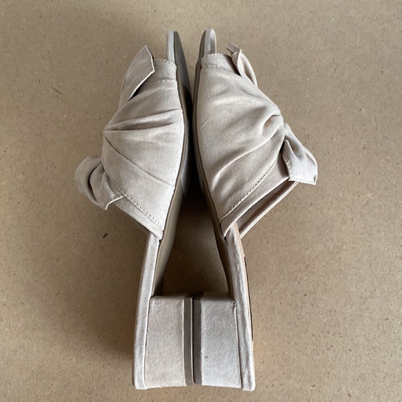 David Aaron Tan Fabric Sandals. Like new. Size 10 - Picture 8 of 9